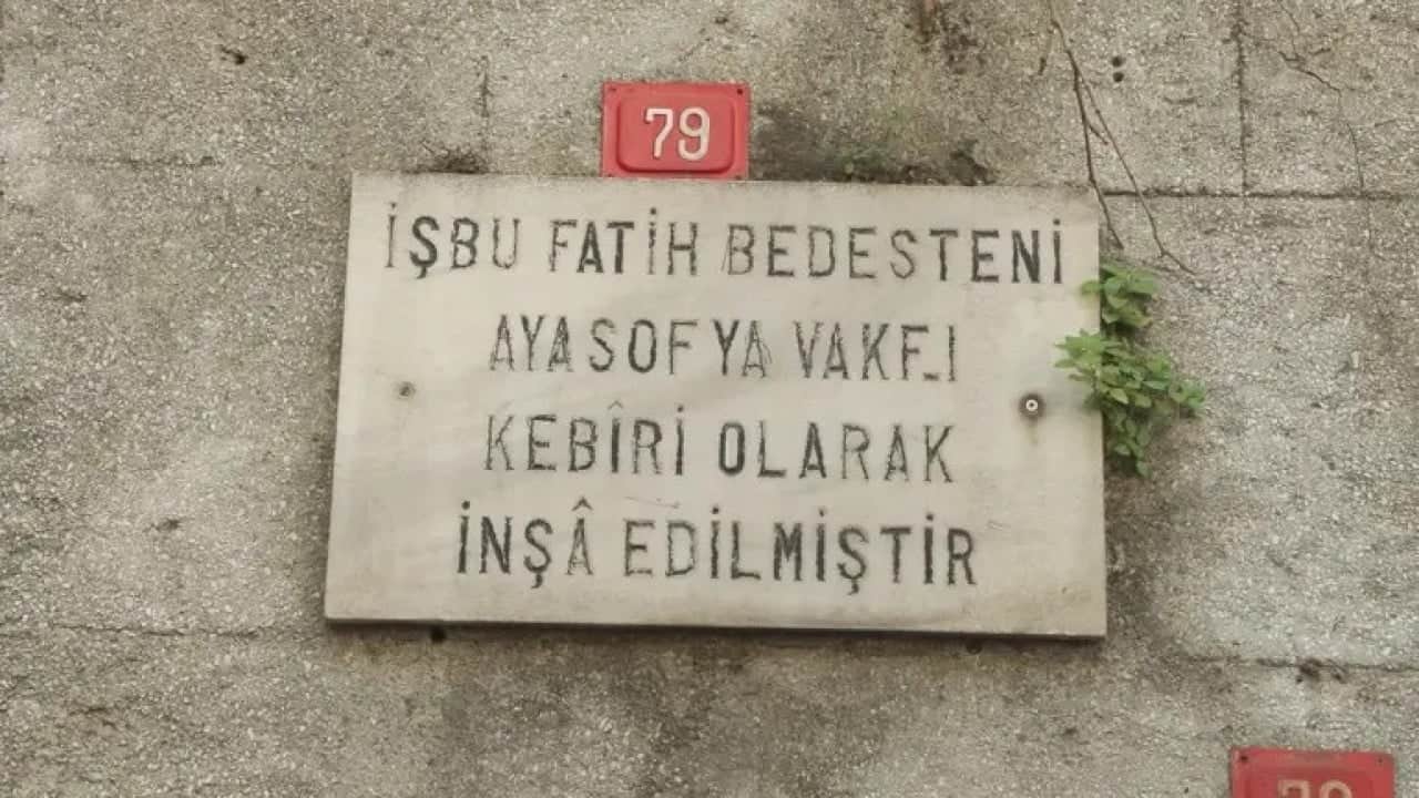 Foto - Duvarlarda grafiti rezilliği Tarihi Galata Bedestenine vandal saldırısı