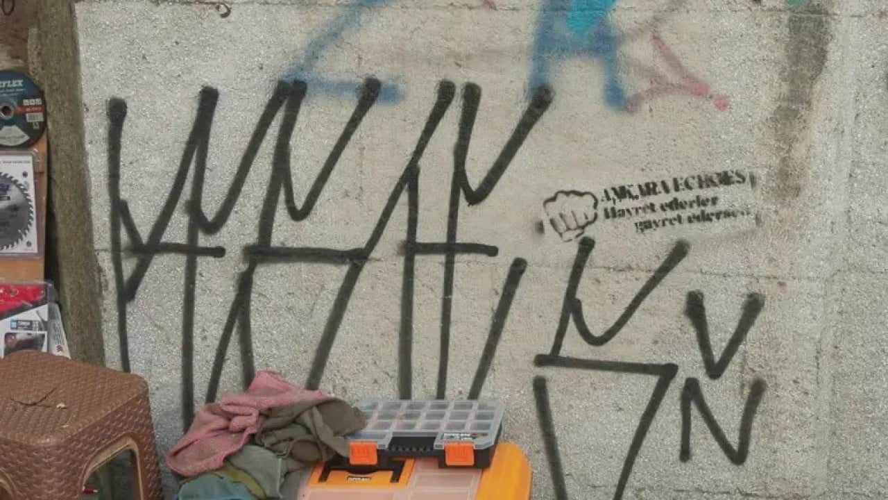 Foto - Duvarlarda grafiti rezilliği Tarihi Galata Bedestenine vandal saldırısı