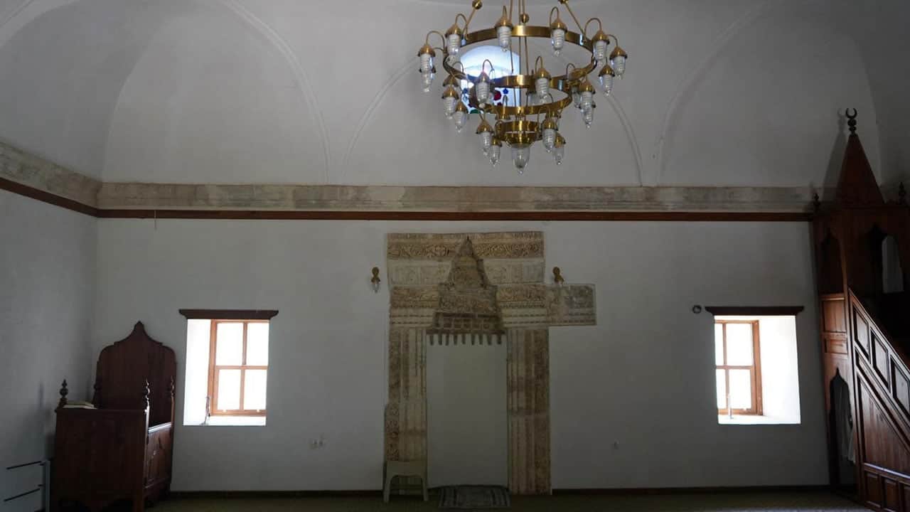 Foto - Duvarlarına bakınca 2 bin yıllık izler çıkıyor! Osmanlı camisinde Roma taşları kullanılmış