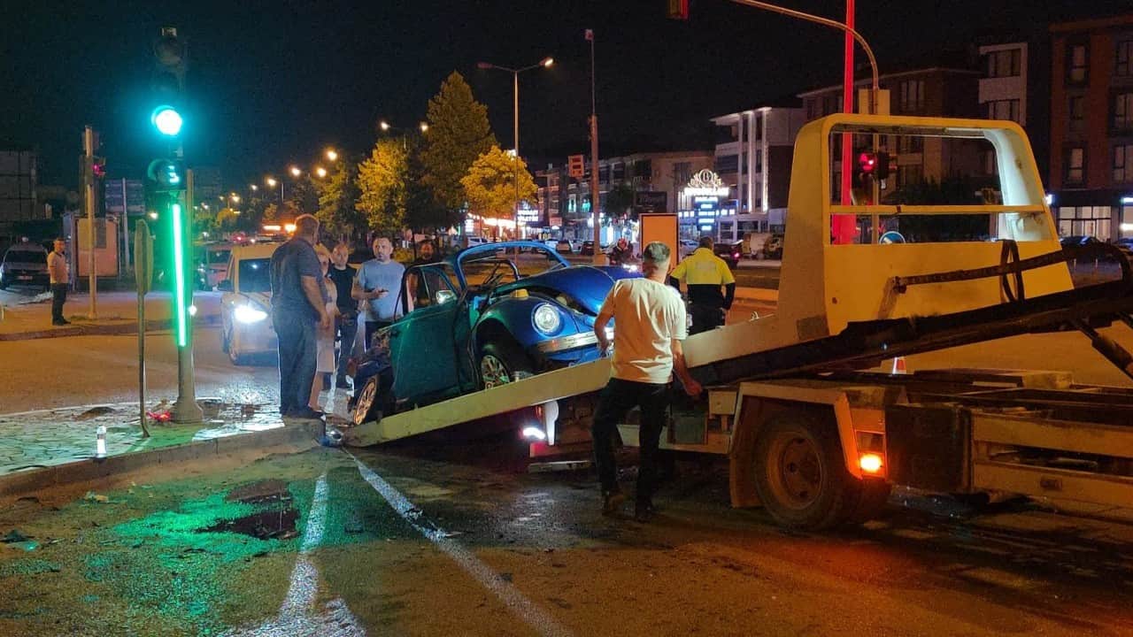 Foto - Düzce’de iki araç kavşakta birbirine girdi! 3 kişi hastanelik oldu