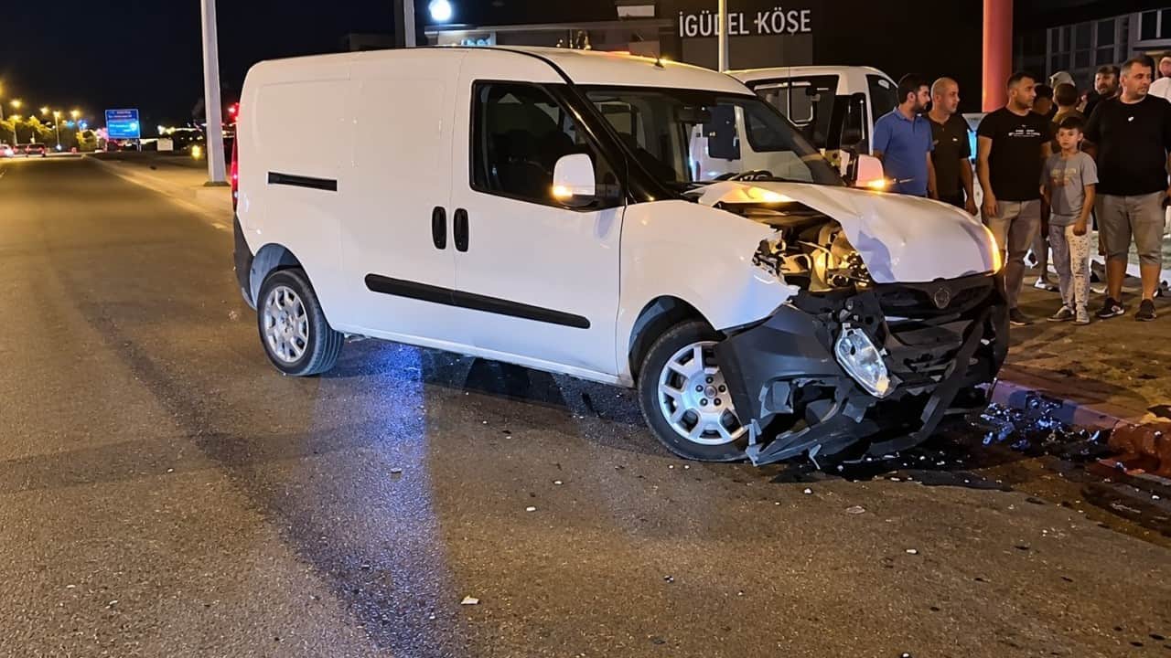 Foto - Düzce’de iki araç kavşakta birbirine girdi! 3 kişi hastanelik oldu
