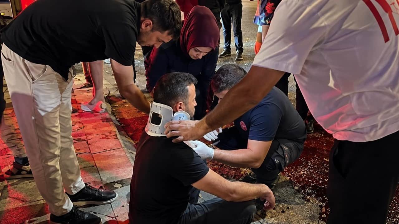 Foto - Düzce’de iki araç kavşakta birbirine girdi! 3 kişi hastanelik oldu