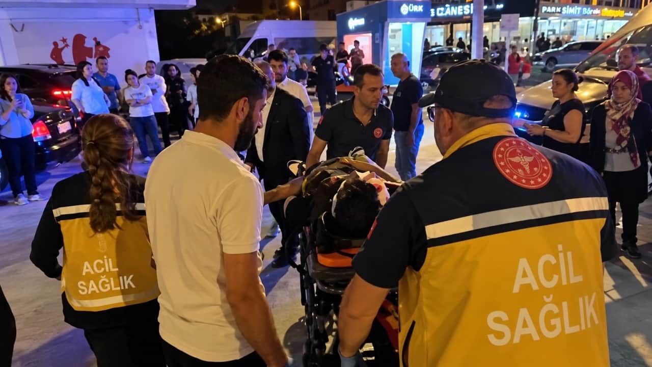 Foto - Düzce’de iki araç kavşakta birbirine girdi! 3 kişi hastanelik oldu