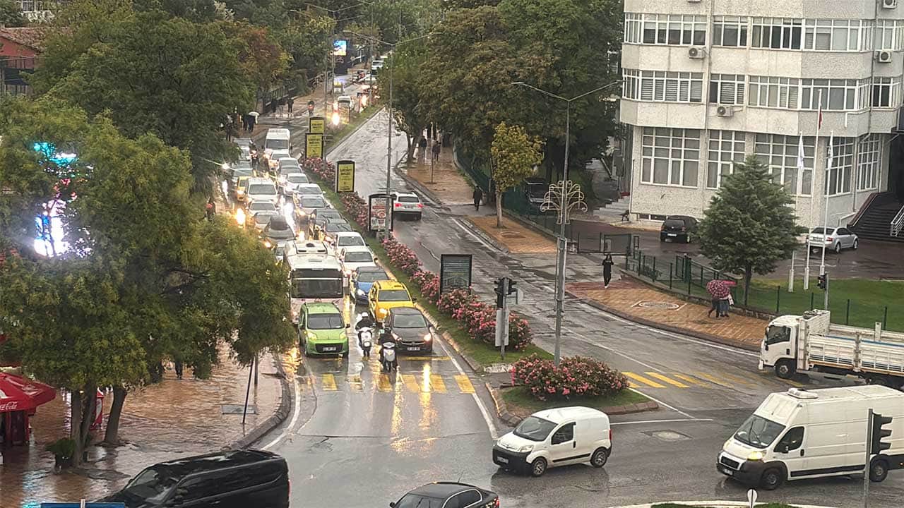 Foto - Edirne sağanakla teslim oldu! Meteoroloji uyarmıştı, yağmur kenti altüst etti!