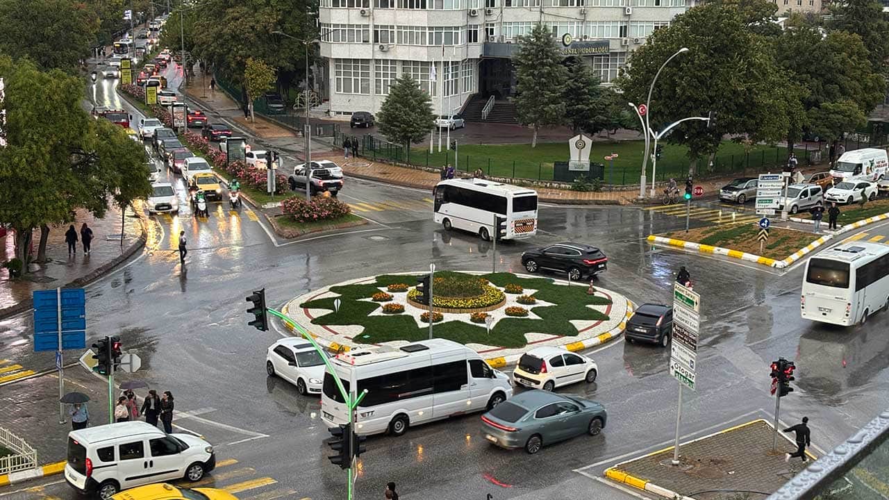 Edirne sağanakla teslim oldu! Meteoroloji uyarmıştı, yağmur kenti altüst etti!