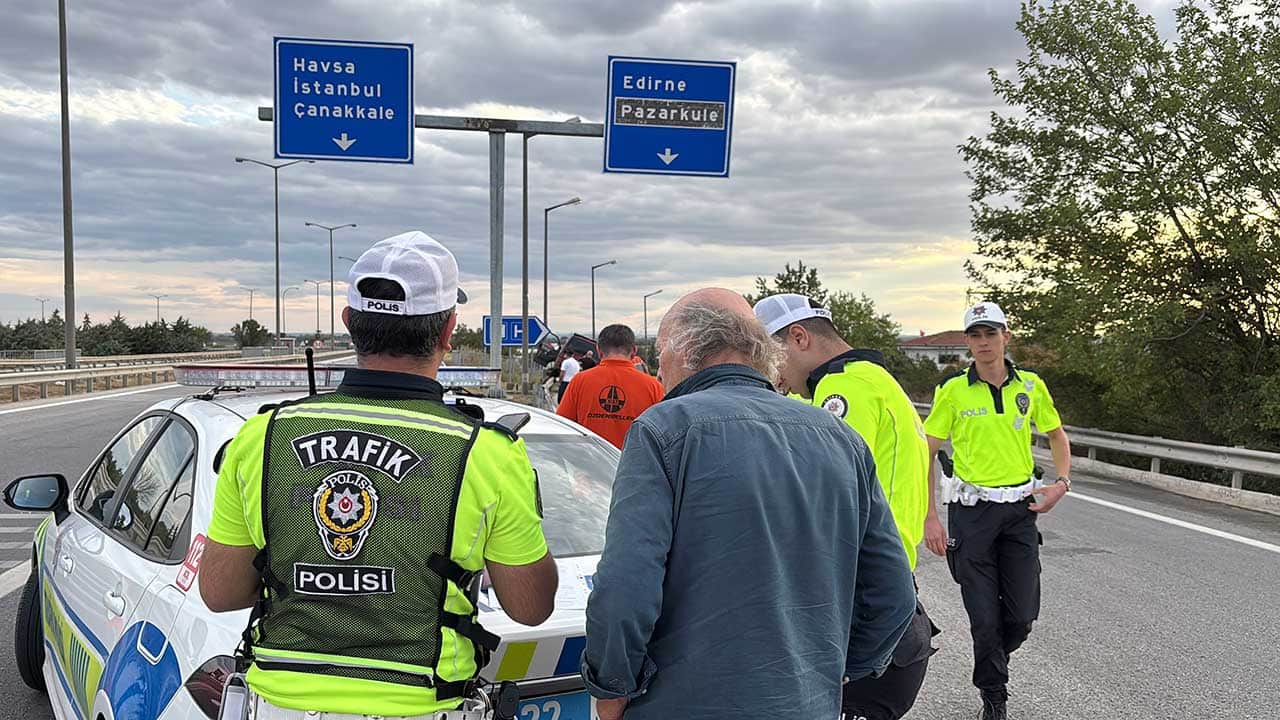 Foto - Edirne’de akıllara durgunluk veren kaza! Otobanda kontrolden çıkan araç bariyerlerin üstünde sürüklendi!