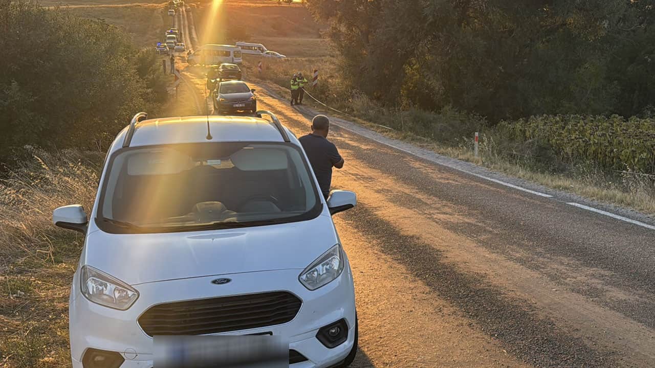 Foto - Edirne'de korku dolu anlar! Servis aracına çarptı, tarlaya savruldu
