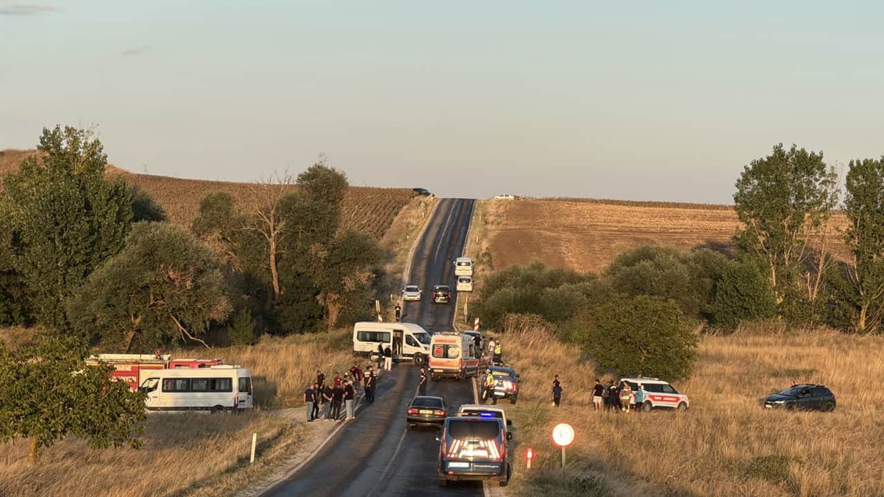 Edirne'de korku dolu anlar! Servis aracına çarptı, tarlaya savruldu