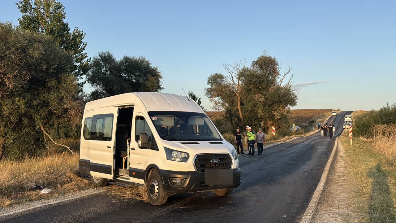 Foto - Edirne'de korku dolu anlar! Servis aracına çarptı, tarlaya savruldu
