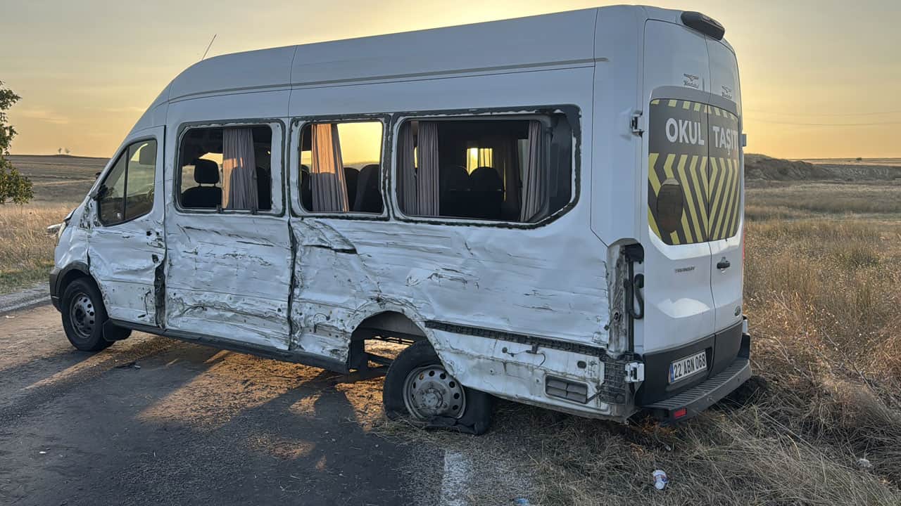 Foto - Edirne'de korku dolu anlar! Servis aracına çarptı, tarlaya savruldu