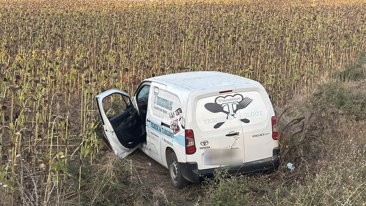 Foto - Edirne'de korku dolu anlar! Servis aracına çarptı, tarlaya savruldu