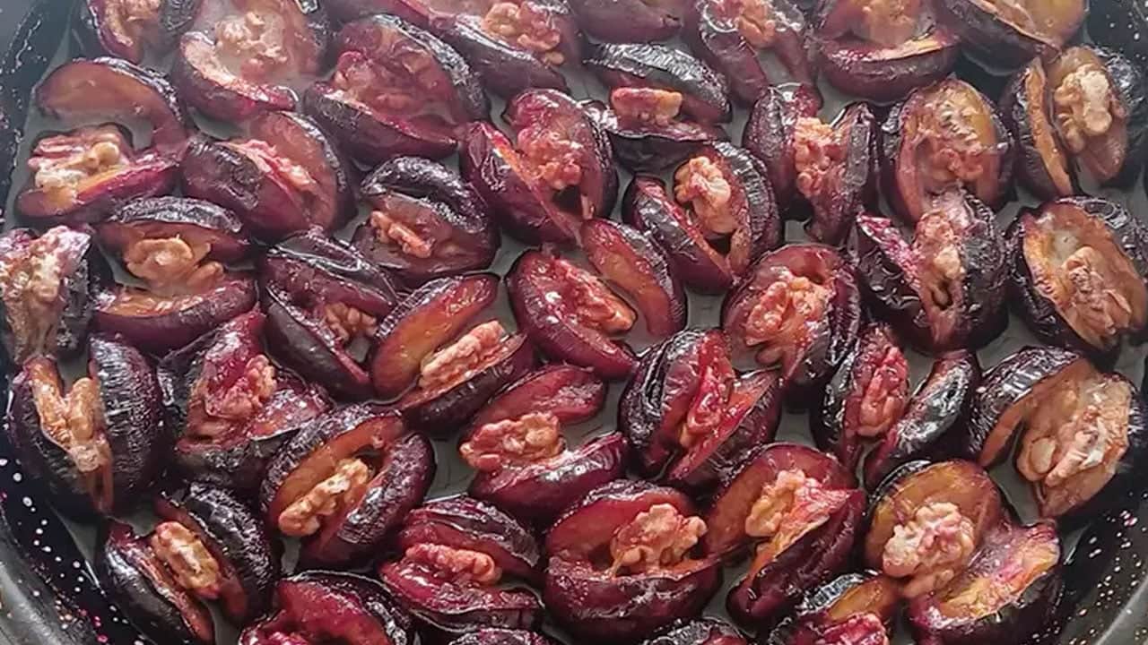 Foto - Eğer varsa kışlık tatlınızı 4 TL'ye mal ediyor! Kalıcı tat için kışın açılıyor... Tek tek fırın tepsisine diziliyor