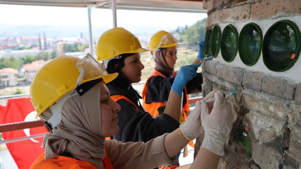 Eğri minareli camideki sıra dışı gizemli çanakların sırrı çözüldü: Çok konuşulan sıra bakın neymiş