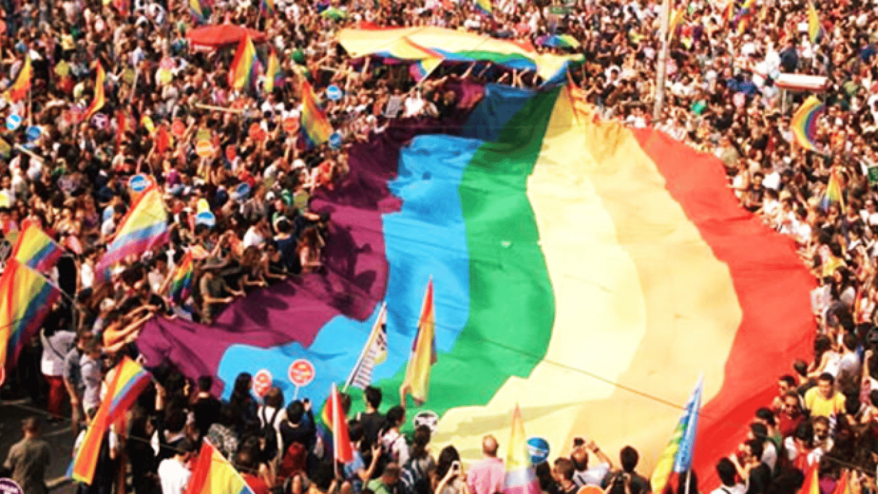 Foto - Ekranlarda sapkın LGBT tehlikesi: Nasıl ki çocuk tek başına denize bırakılmıyorsa…