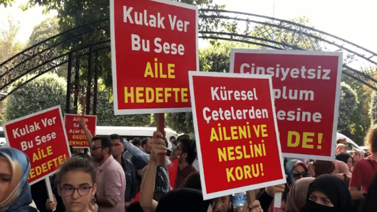 Foto - Ekranlarda sapkın LGBT tehlikesi: Nasıl ki çocuk tek başına denize bırakılmıyorsa…