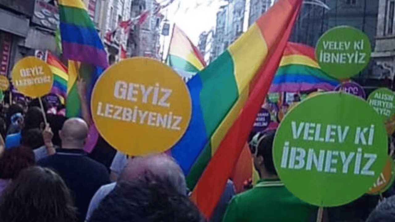 Foto - Ekranlarda sapkın LGBT tehlikesi: Nasıl ki çocuk tek başına denize bırakılmıyorsa…