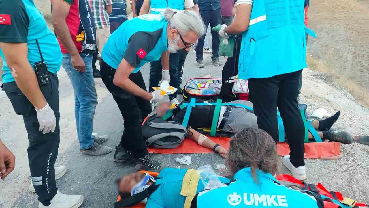 Foto - Elazığ’da işçi minibüsü uçuruma yuvarlandı: 5'i ağır 13 yaralı!