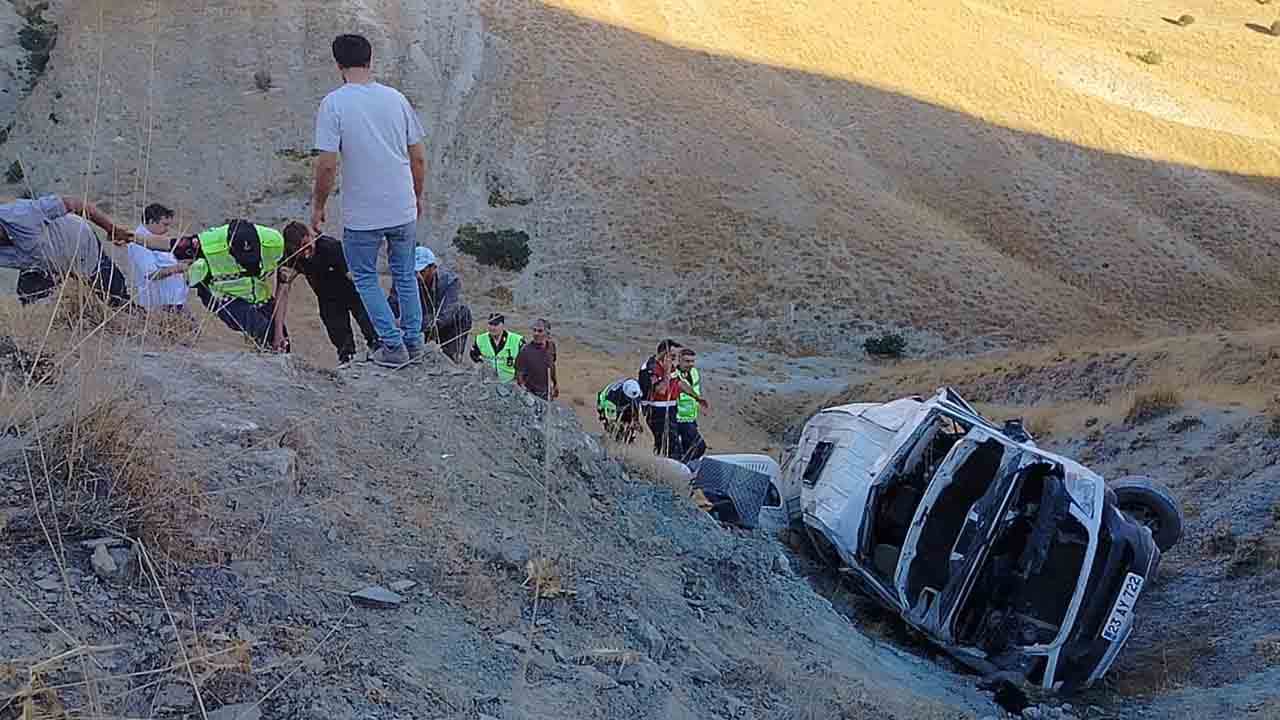 Foto - Elazığ’da işçi minibüsü uçuruma yuvarlandı: 5'i ağır 13 yaralı!