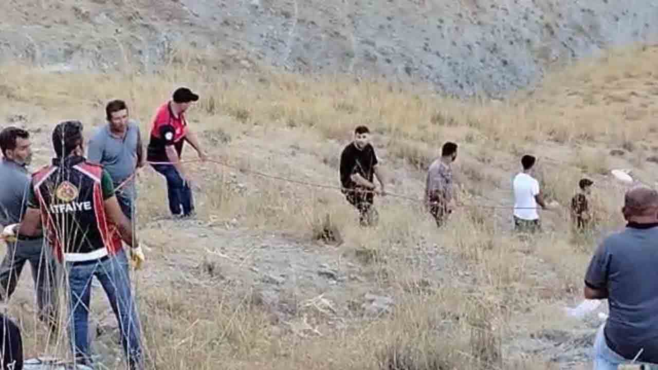 Foto - Elazığ’da işçi minibüsü uçuruma yuvarlandı: 5'i ağır 13 yaralı!