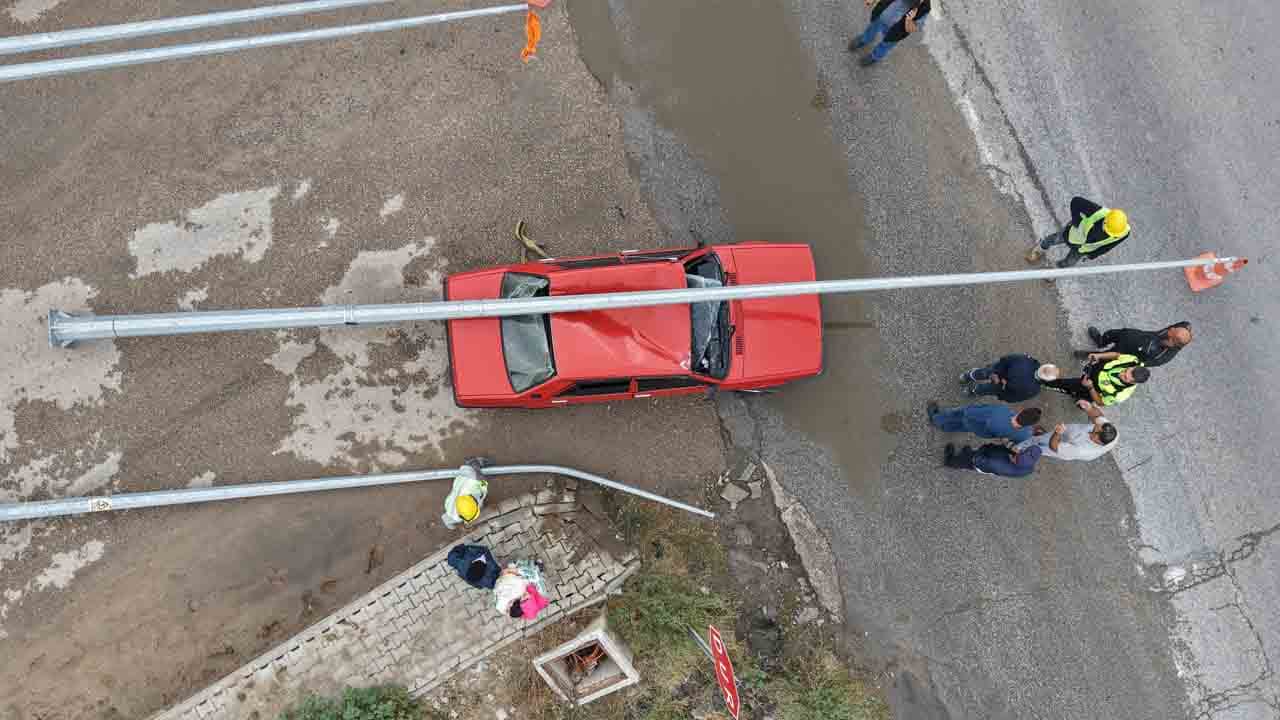 Foto - Elektrik direkleri Tofaş’ın üzerine düştü: Hurdaya dönen otomobilde şans eseri yaralanan olmadı