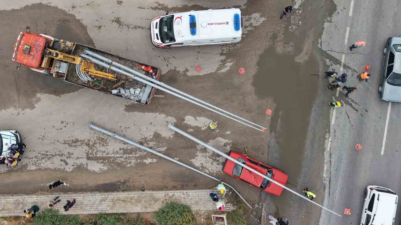 Foto - Elektrik direkleri Tofaş’ın üzerine düştü: Hurdaya dönen otomobilde şans eseri yaralanan olmadı