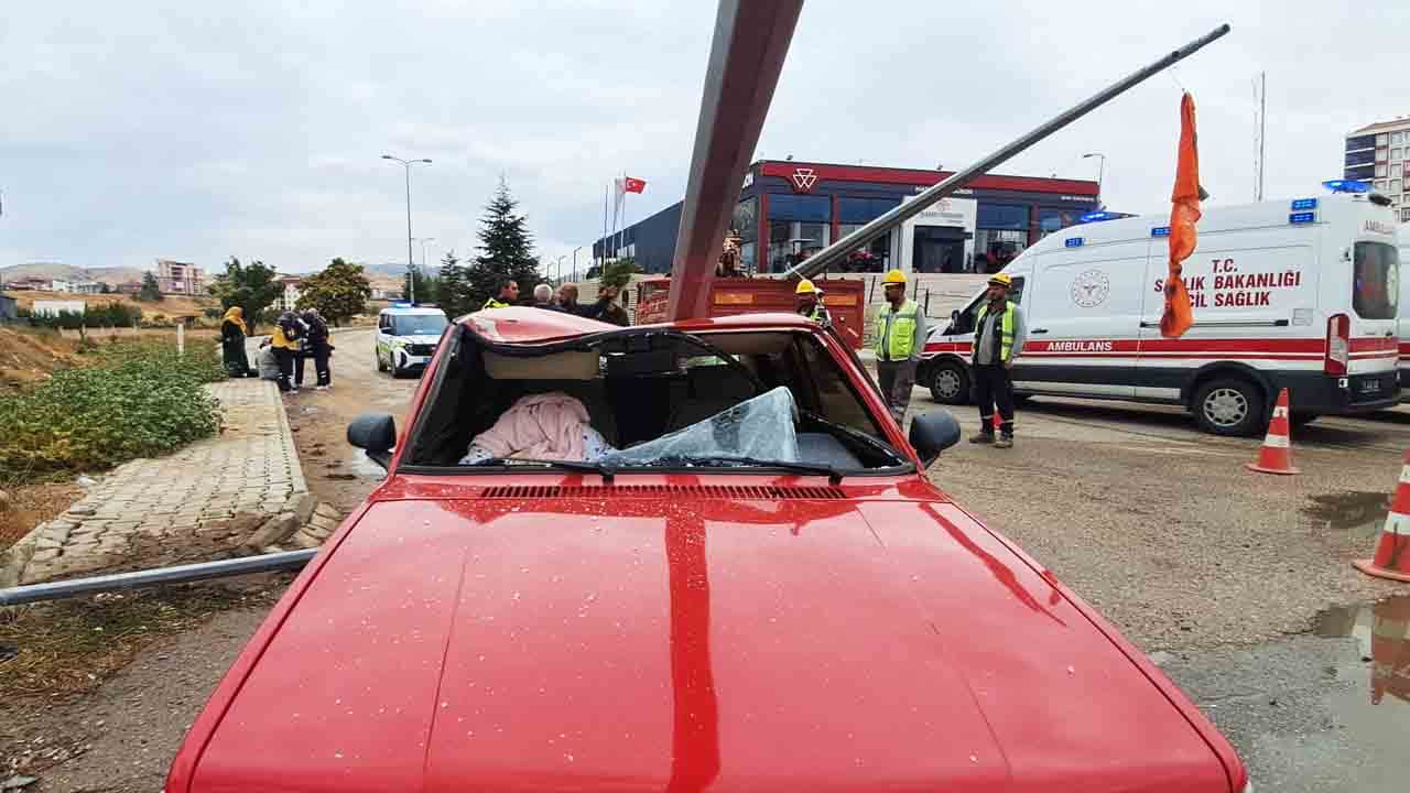 Foto - Elektrik direkleri Tofaş’ın üzerine düştü: Hurdaya dönen otomobilde şans eseri yaralanan olmadı