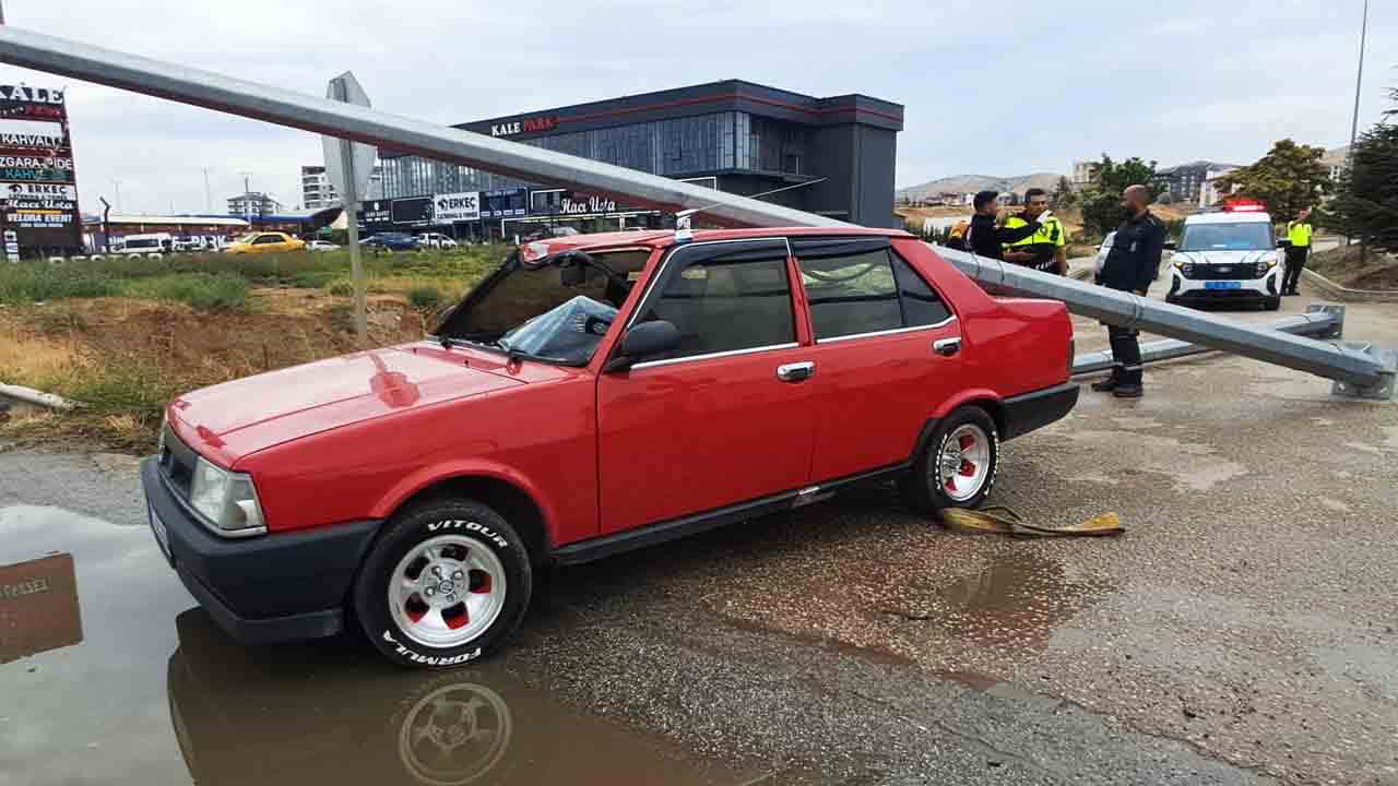 Foto - Elektrik direkleri Tofaş’ın üzerine düştü: Hurdaya dönen otomobilde şans eseri yaralanan olmadı