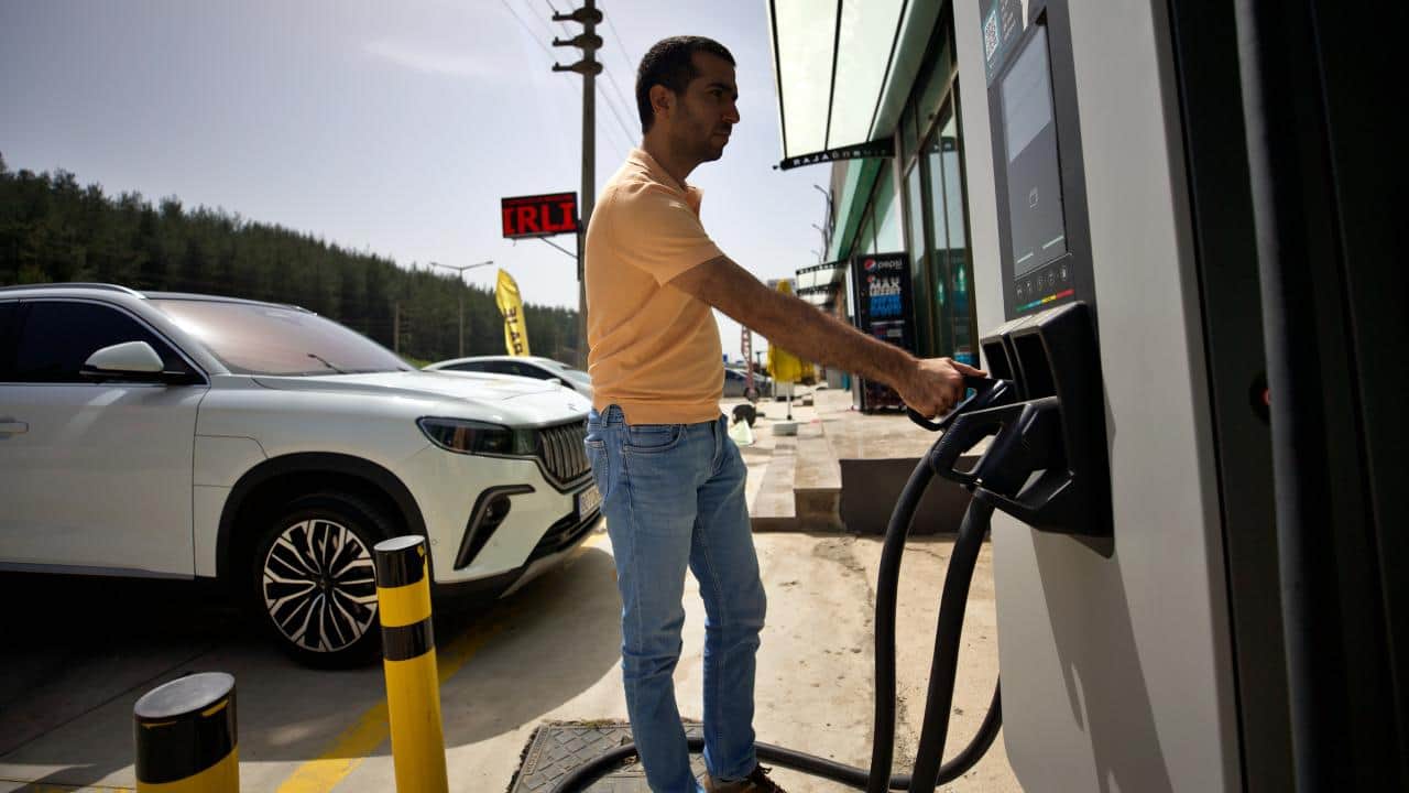 Elektrikli otomobil sayısı artıkça artıyor! Şarj istasyonları ise yetersiz kalıyor