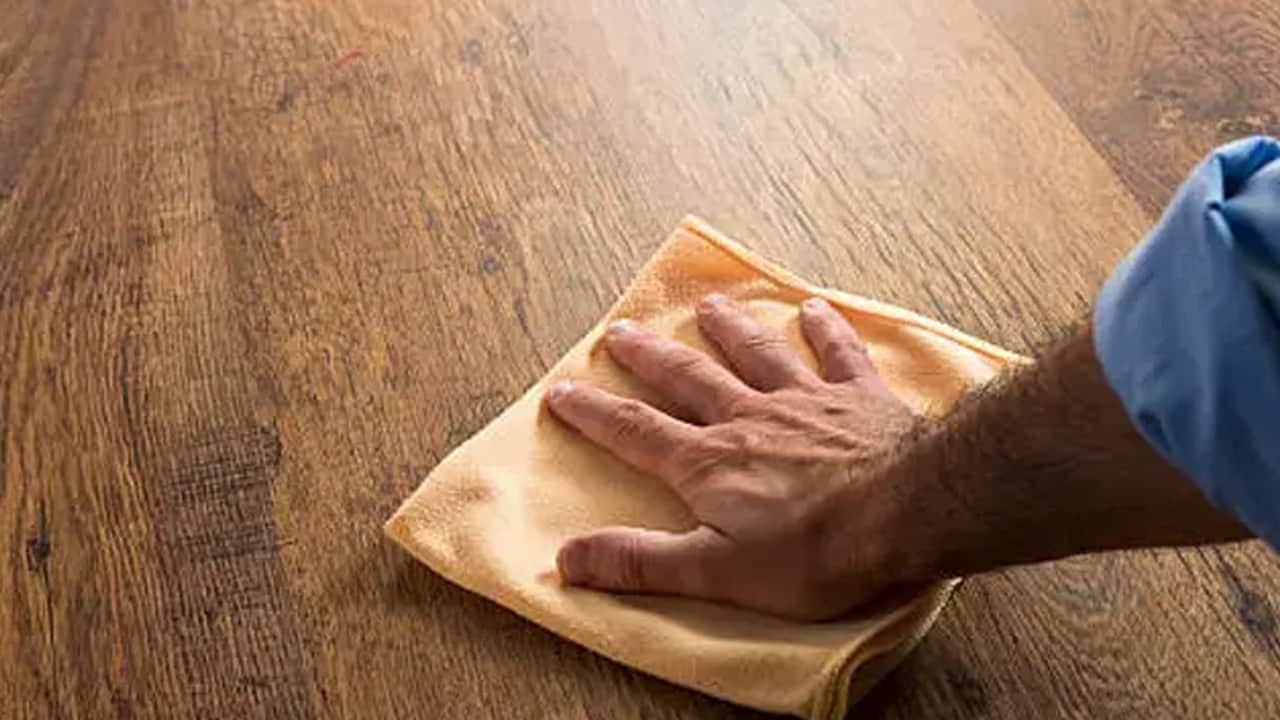 Foto - Elma deyip geçmeyin: Parkelerdeki çizikleri anında ışıl ışıl yapıyor, böyle karıştıran muazzam bir güç katar