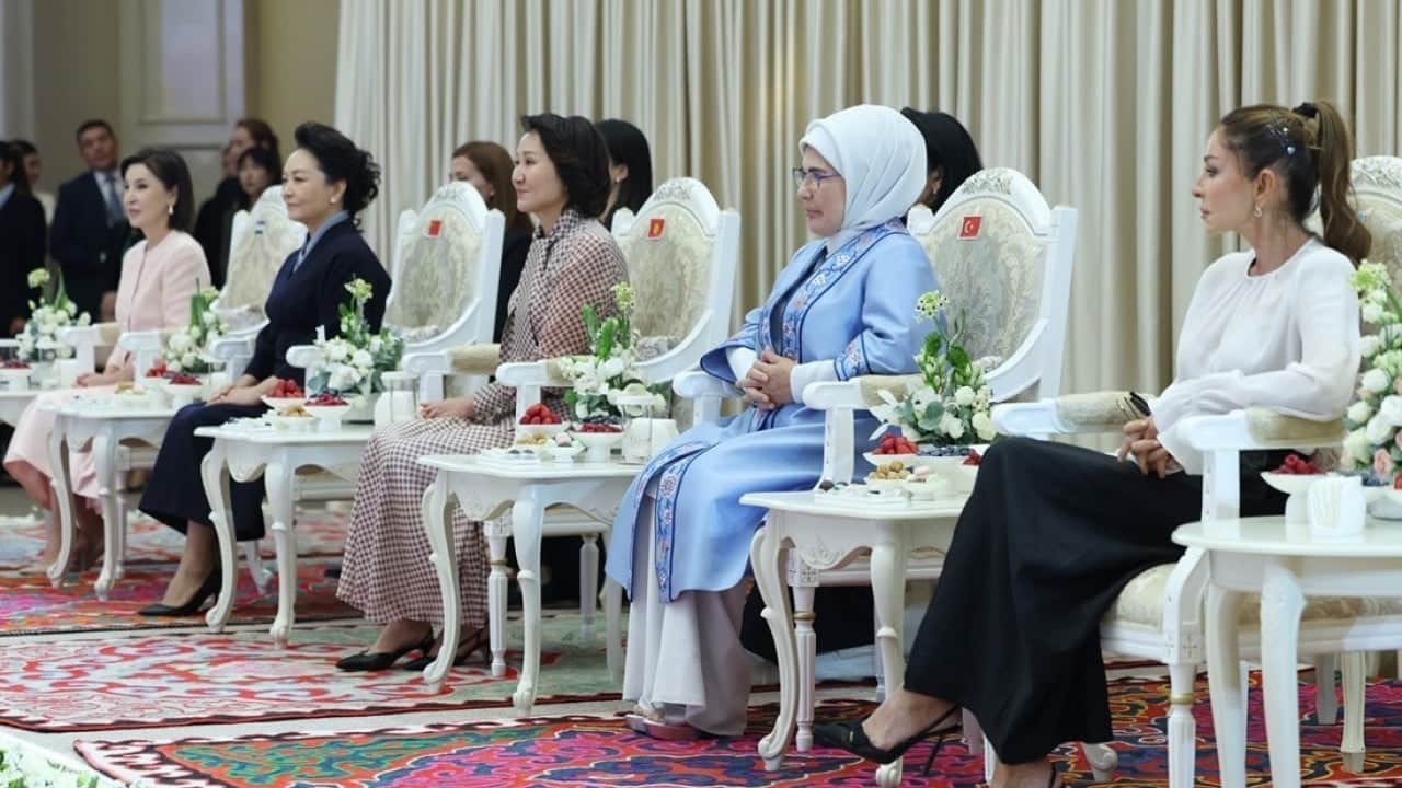 Emine Erdoğan Bişkek’te lider eşleriyle bir araya geldi