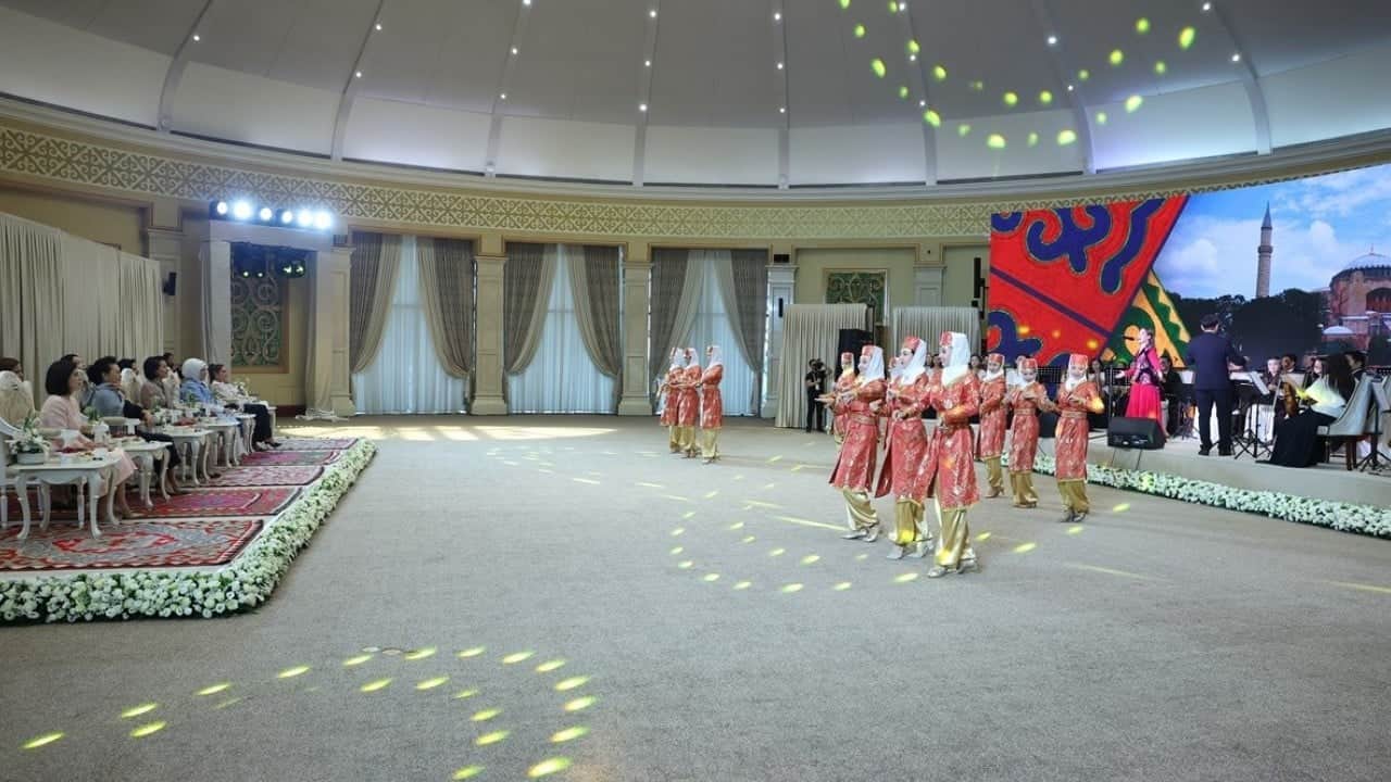 Foto - Emine Erdoğan Bişkek’te lider eşleriyle bir araya geldi 