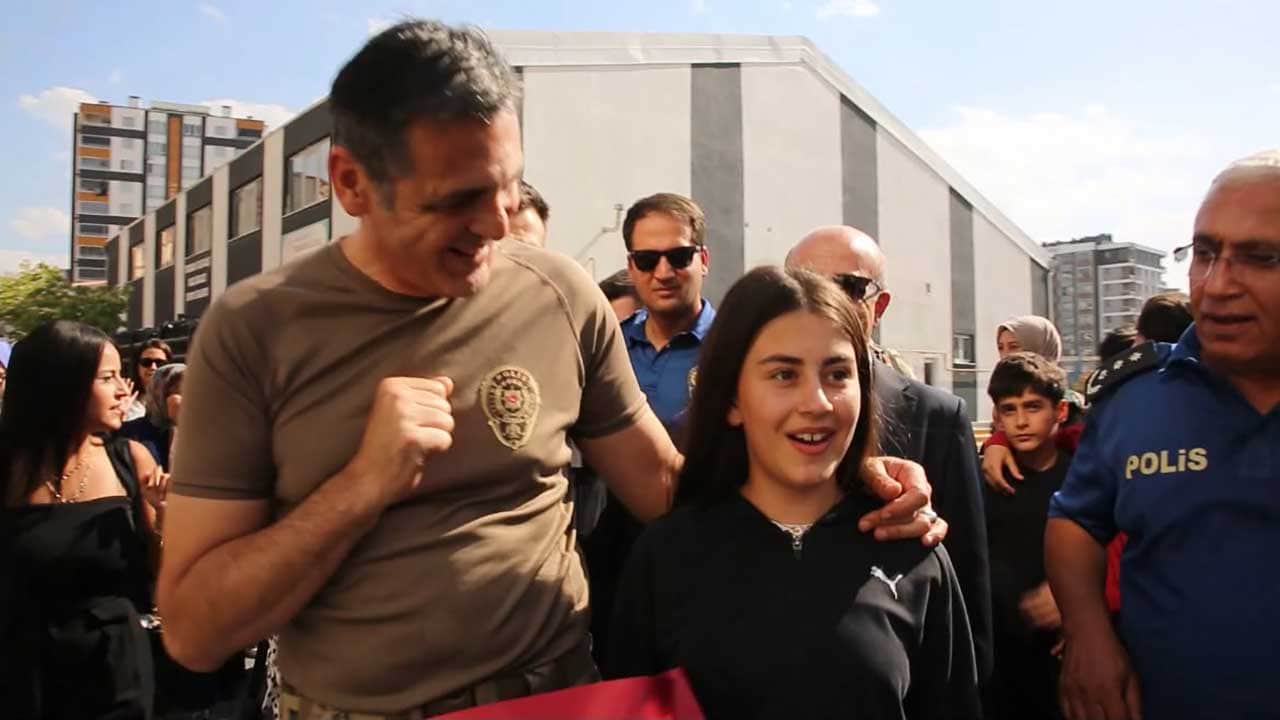 Foto - Emniyetten şehit emanetine vefalı jest! Kayseri Emniyet Müdürü Atanur Aydın şehit kızı Elif’i yalnız bırakmadı! 