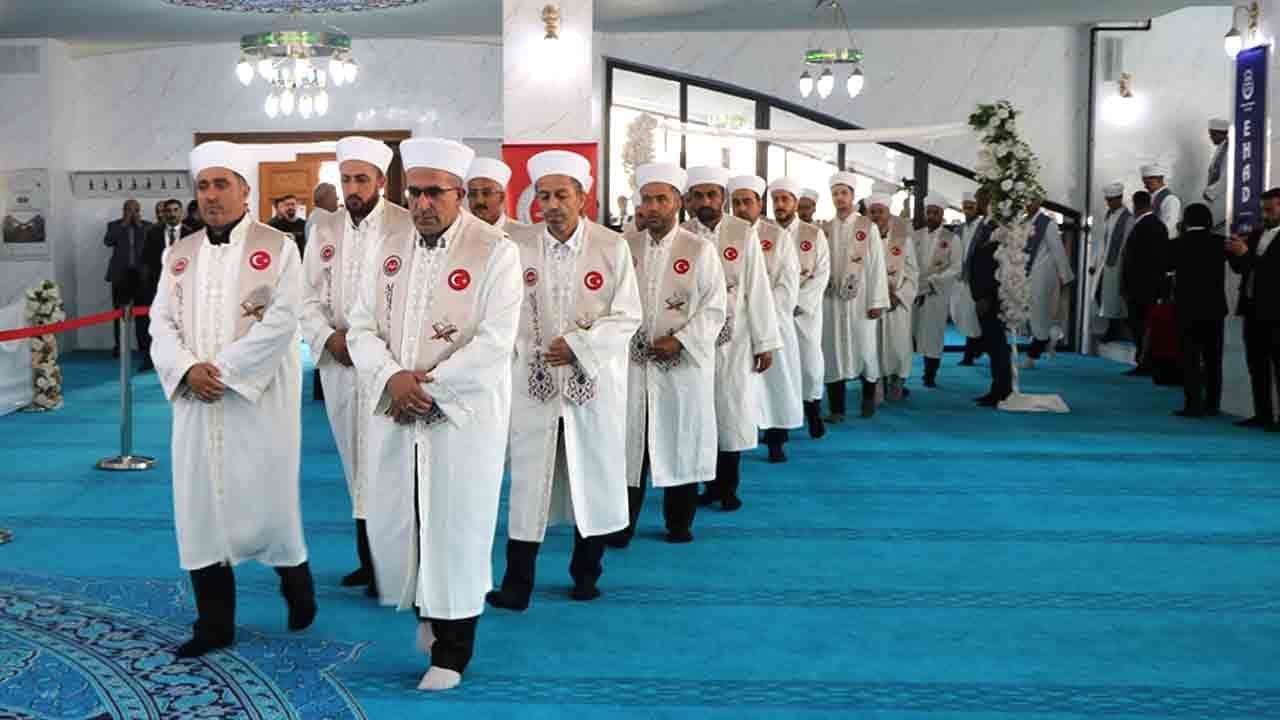 "En hayırlınız Kur'an-ı öğrenen ve öğretendir": Kur’an bülbülleri icazet aldı