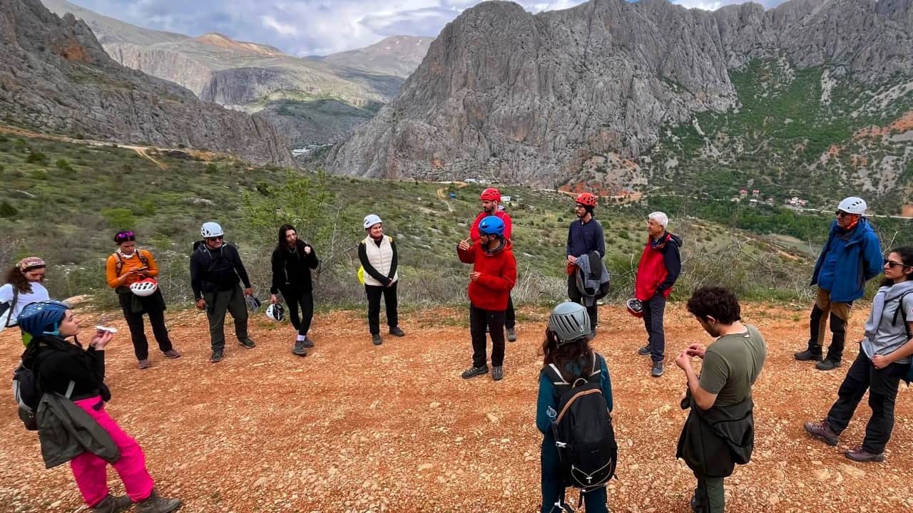Erzincan Kemaliye'de büyük yürüyüş... Sporcular Kemaliye’nin zirvesinde buluştu