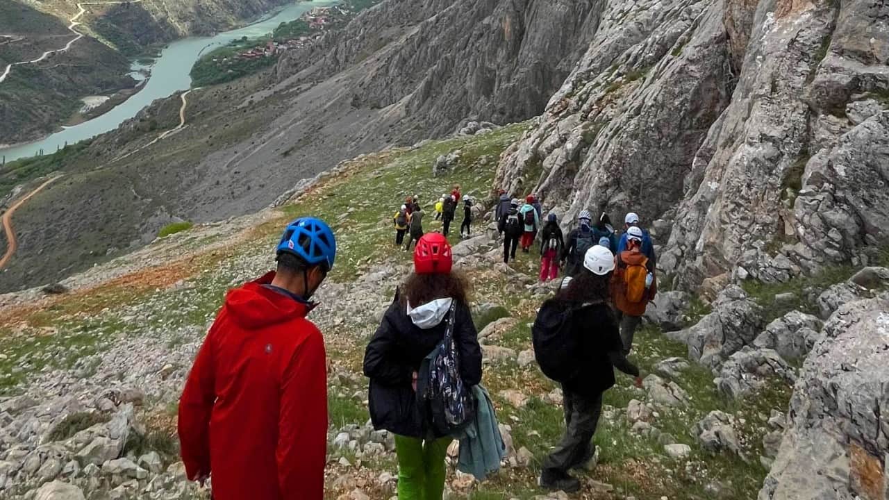 Foto - Erzincan Kemaliye'de büyük yürüyüş... Sporcular Kemaliye’nin zirvesinde buluştu