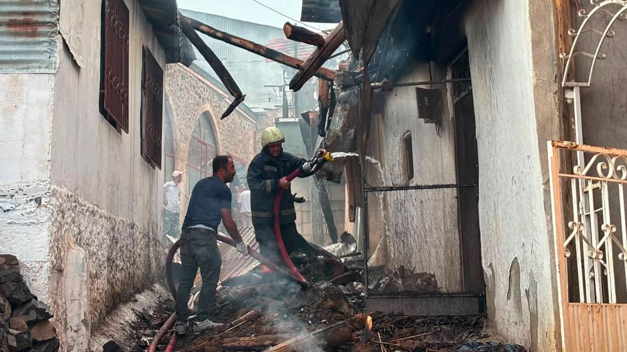Foto - Erzincan Valisi, yanan Kışlacık köyünü ziyaret etti