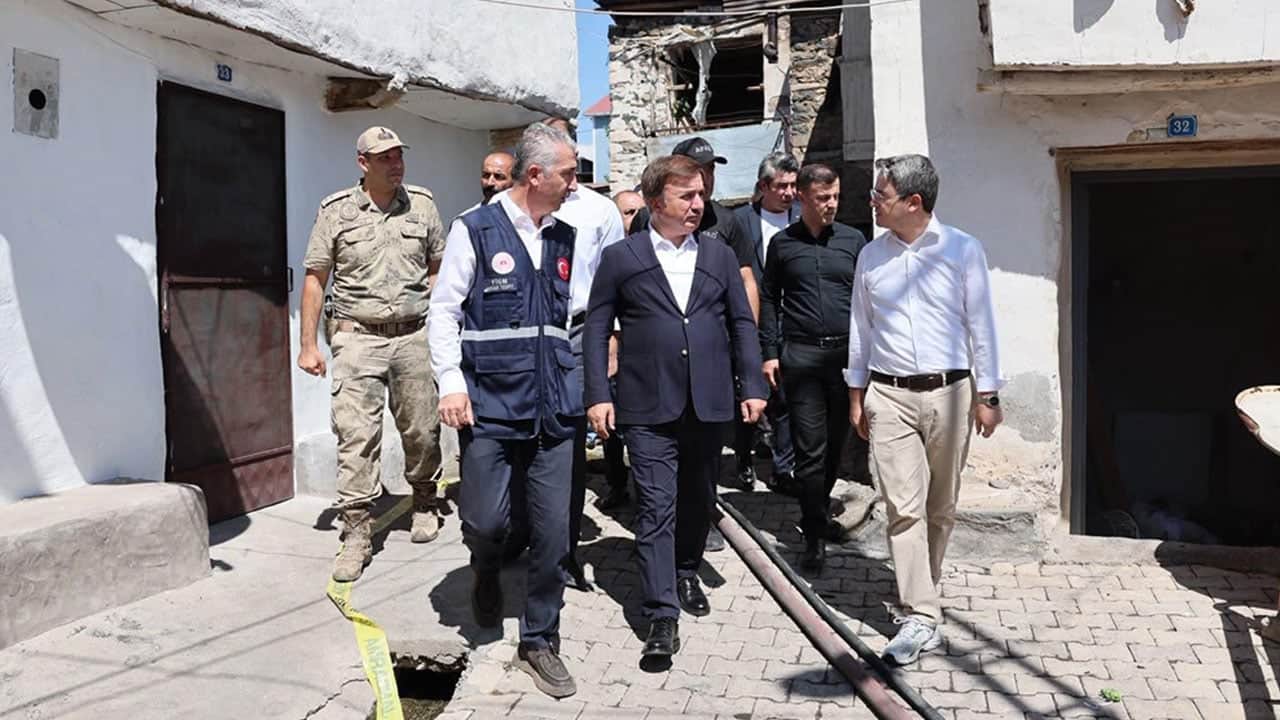 Foto - Erzincan Valisi, yanan Kışlacık köyünü ziyaret etti