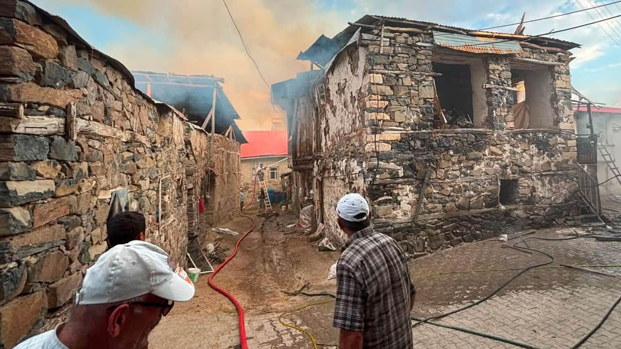 Foto - Erzincan Valisi, yanan Kışlacık köyünü ziyaret etti