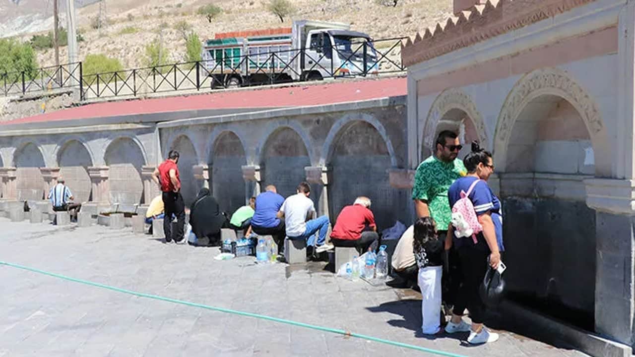 Foto - Erzincan’a milyonlarca kişi akın etmeye başladı: Asırlık kaynak! Cilt hastalıklarına iyi geldiği biliniyor