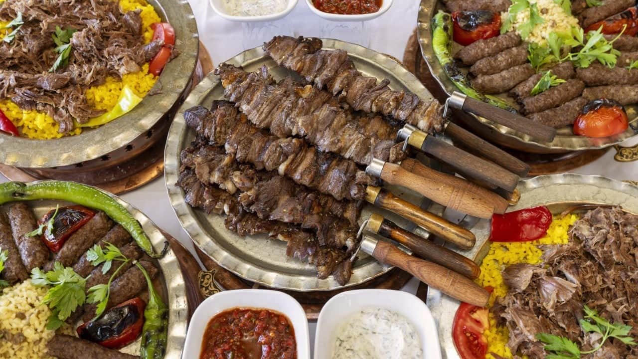 Foto - Erzurum Kültür Yolu Festivali'nde lezzet şöleni: Ünlü şefler favorilerini açıkladı: Çağ kebabı, su böreği, kadayıf dolması...