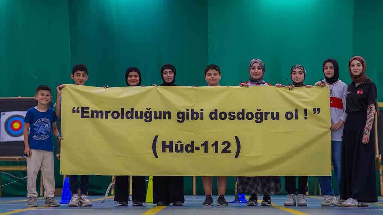 Foto - Esenler'in gençleri değerlerine sahip çıktı : Yeditepe Üniversitesi’ndeki olaylara ayetli mesaj
