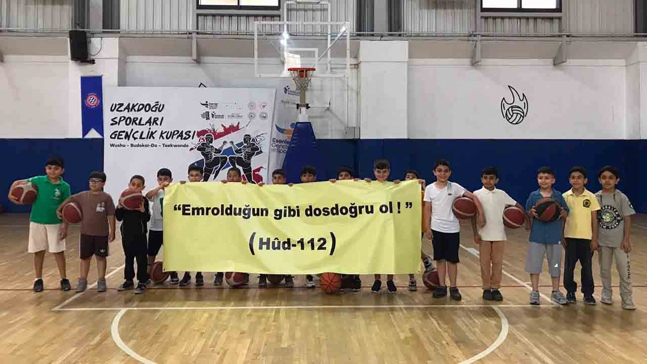 Foto - Esenler'in gençleri değerlerine sahip çıktı : Yeditepe Üniversitesi’ndeki olaylara ayetli mesaj