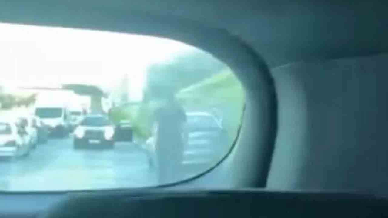 Foto - Eşinden 'Abi yapma' sitemi: Yine trafik yine maganda dehşeti