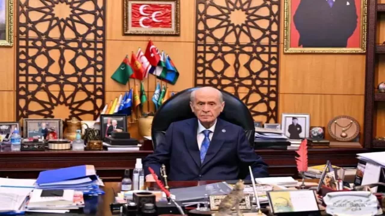 Foto - Eski CHP’li başkan Ahmet Özer’in tahliyesine karar verilmişti! Cezaevinden çıkar çıkmaz yaptığı Bahçeli çıkışı olay oldu