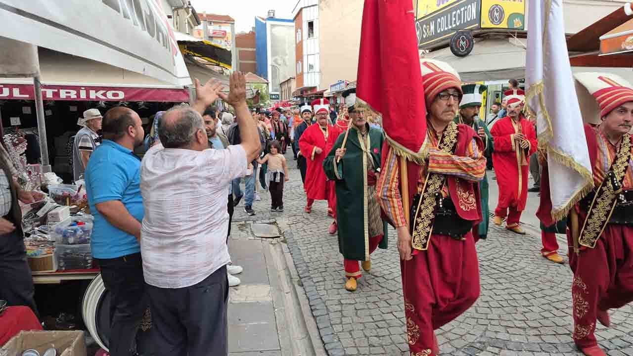 Eskişehir'de renkli yörük korteji: Mehteranı görünce çocuklar gibi sevinip coştu