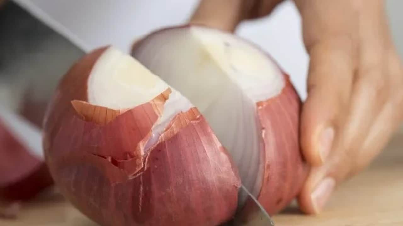Foto - Etkisini öğrenince şaşıracaksınız! Soğanları teker teker sarıp dolaba koyunca...