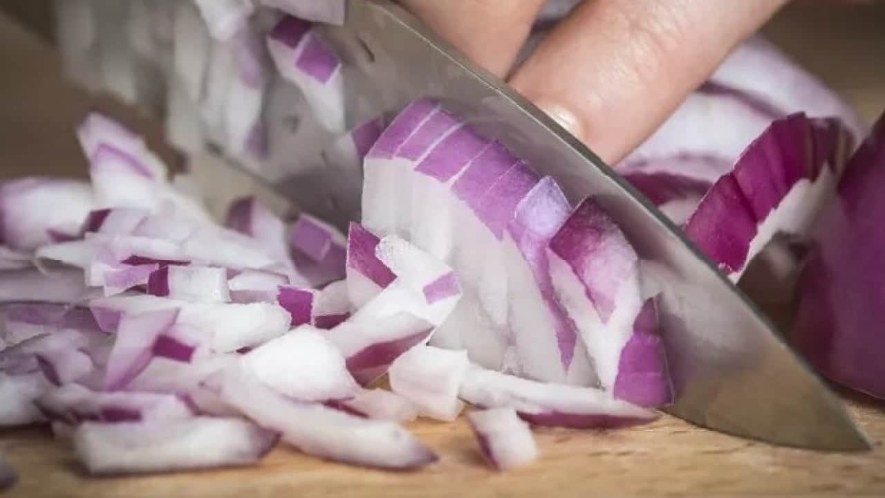 Foto - Etkisini öğrenince şaşıracaksınız! Soğanları teker teker sarıp dolaba koyunca...