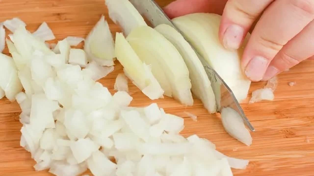Foto - Etkisini öğrenince şaşıracaksınız! Soğanları teker teker sarıp dolaba koyunca...