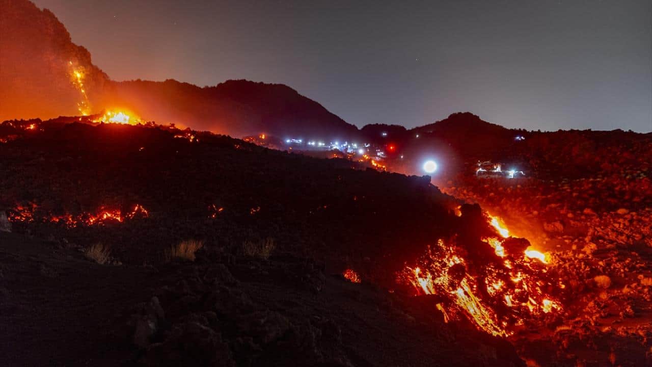 Foto - Etna Yanardağı kül püskürtüyor! Hava ulaşımı olumsuz etkileniyor