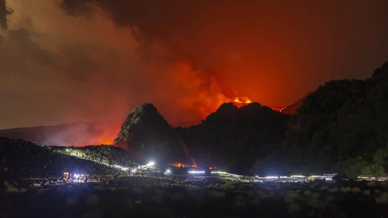 Foto - Etna Yanardağı kül püskürtüyor! Hava ulaşımı olumsuz etkileniyor